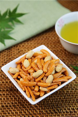 simsearch:669-07161792,k - Japanese rice crackers with peanuts Foto de stock - Sin royalties Premium, Código: 669-08352436