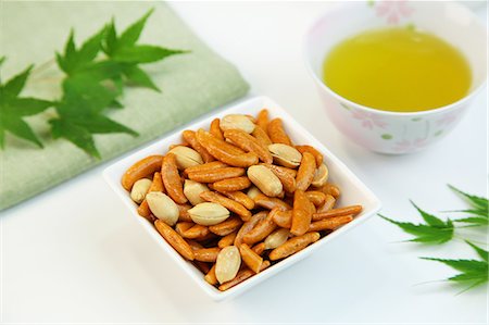 simsearch:669-07161792,k - Japanese rice crackers with peanuts Foto de stock - Sin royalties Premium, Código: 669-08352437