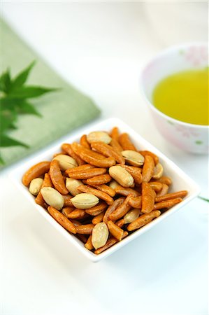 simsearch:669-07161792,k - Japanese rice crackers with peanuts Foto de stock - Sin royalties Premium, Código: 669-08352438