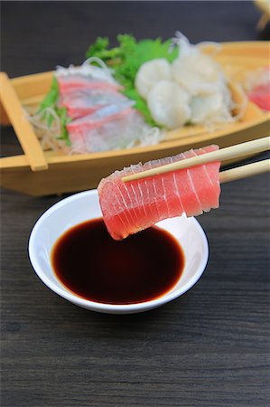 sauce soja - Tuna Sashimi Photographie de stock - Premium Libres de Droits, Code: 669-08580924