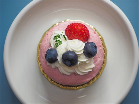 Strawberry cake Stock Photo - Premium Royalty-Free, Code: 669-08943979