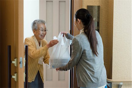 Care worker serving meal to senior couple Photographie de stock - Premium Libres de Droits, Code: 669-09145192