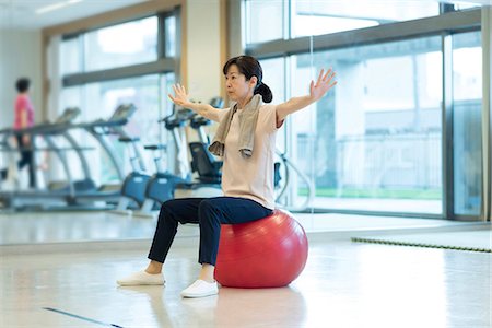 Senior woman working out with balance ball Stock Photo - Premium Royalty-Free, Code: 669-09145217