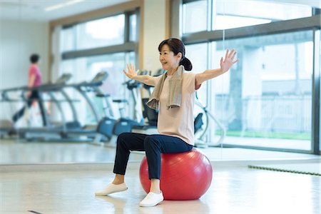 Senior woman working out with balance ball Stockbilder - Premium RF Lizenzfrei, Bildnummer: 669-09145218
