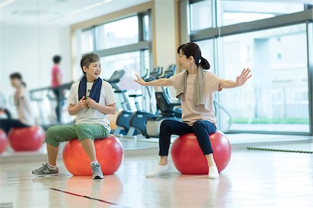 Senior woman working out with balance ball Stockbilder - Premium RF Lizenzfrei, Bildnummer: 669-09145222