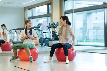 Senior woman working out with balance ball Stockbilder - Premium RF Lizenzfrei, Bildnummer: 669-09145223