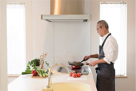 poêle (casserole) - Scene of Senior man cooking Photographie de stock - Premium Libres de Droits, Code: 669-09145721