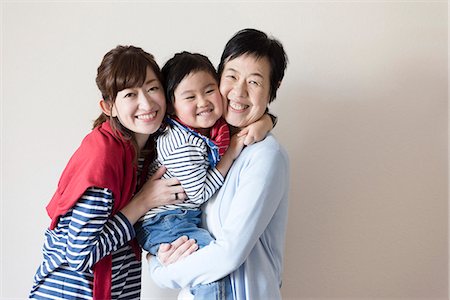 Daughter hugging mother and grandmother Photographie de stock - Premium Libres de Droits, Code: 669-09145757