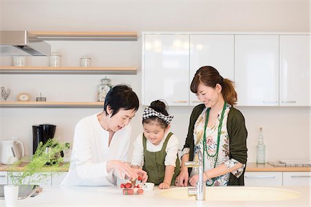 Grandchild, mother and grandmother washing strawberry in kitchen Photographie de stock - Premium Libres de Droits, Code: 669-09145802