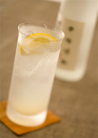 A glass of gin fizz Stock Photo - Premium Royalty-Free, Code: 669-02105305