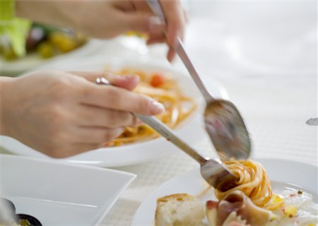 placing - Serving spaghetti Stock Photo - Premium Royalty-Free, Code: 669-02105365