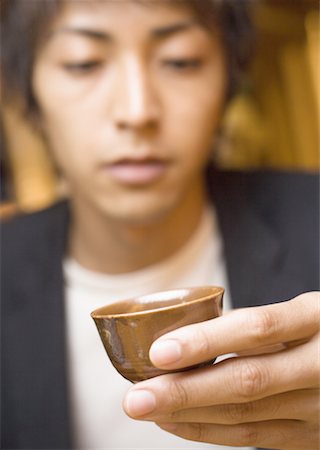 sake - Homme tenant la petite tasse de saké Photographie de stock - Premium Libres de Droits, Code: 669-02107074