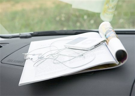 parebrise - Lecteur de musique numérique sur le livre Photographie de stock - Premium Libres de Droits, Code: 669-02308938
