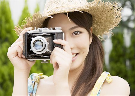 string - A woman holding a camera Stock Photo - Premium Royalty-Free, Code: 669-02641950