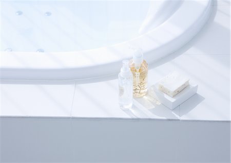 Bathtub and toiletries Stock Photo - Premium Royalty-Free, Code: 669-03708565