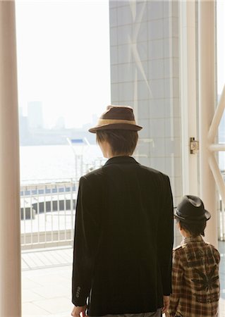 Père et fils, regardant par la fenêtre Photographie de stock - Premium Libres de Droits, Code: 669-03708710