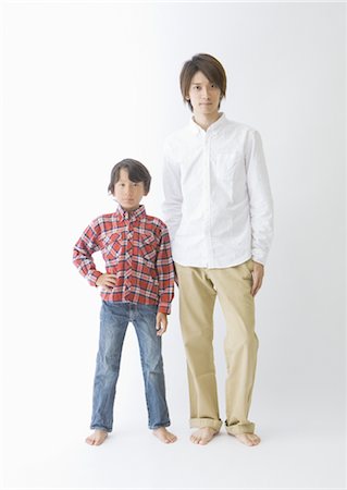 Père et fils debout côte à côte Photographie de stock - Premium Libres de Droits, Code: 669-03708827