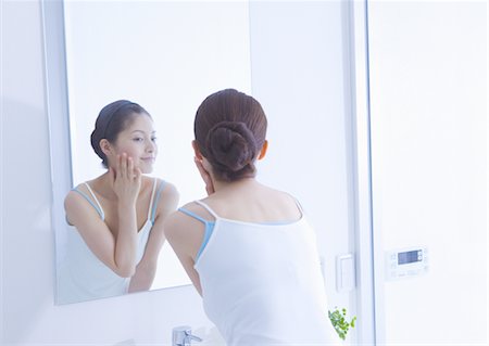 reflejo (espejo) - Woman taking care of her face Foto de stock - Sin royalties Premium, Código: 669-03708982