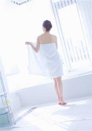 store - Femme après sortir de la baignoire Photographie de stock - Premium Libres de Droits, Code: 669-03709025