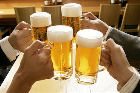 Machen einen Toast mit Bier Stockbilder - Premium RF Lizenzfrei, Bildnummer: 669-03755116