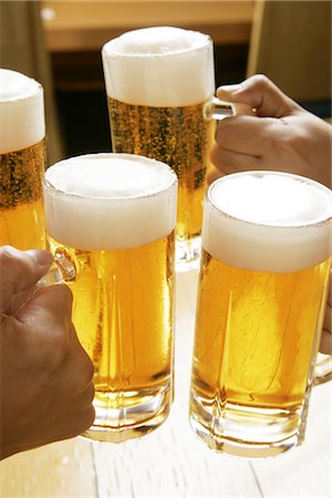 Making a toast with beer Foto de stock - Sin royalties Premium, Código: 669-03755117