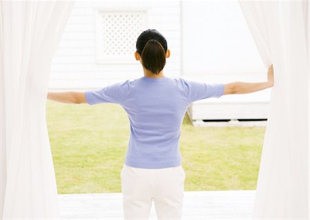 Women open the curtains Foto de stock - Sin royalties Premium, Código: 670-04249224