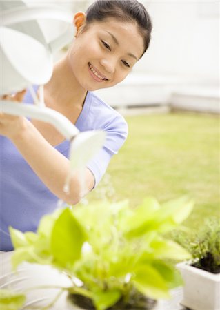 Woman watering plants Foto de stock - Sin royalties Premium, Código: 670-04249228