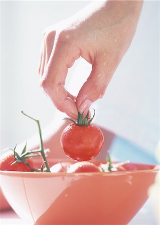 pincement - Tomates cerises Photographie de stock - Premium Libres de Droits, Code: 670-04249220