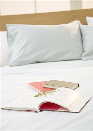 pillow - Books on bed Stock Photo - Premium Royalty-Free, Code: 670-04249263