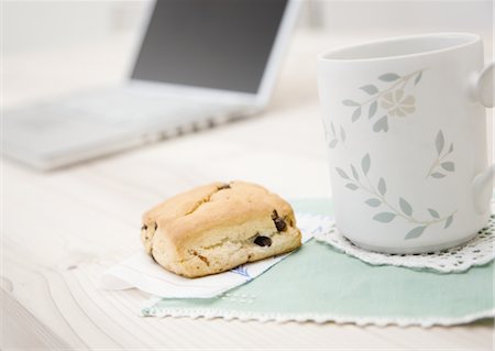Scone and mug Stock Photo - Premium Royalty-Free, Code: 670-04249292