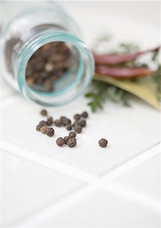 poivre noir - Épices et fines herbes Photographie de stock - Premium Libres de Droits, Code: 670-04249368