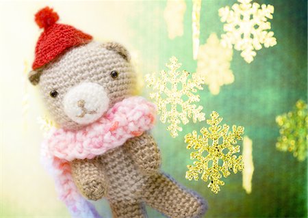 Knitted stuffed bear toy and snow crystal Stock Photo - Premium Royalty-Free, Code: 670-05652486
