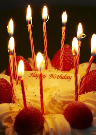 Strawberry birthday cake with lit candles Foto de stock - Sin royalties Premium, Código: 670-05652780
