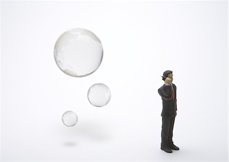 poupées - Verre globe and miniature homme parlait au téléphone mobile Photographie de stock - Premium Libres de Droits, Code: 670-05652966