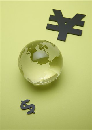Globe en verre entre signe yen et le dollar sign Photographie de stock - Premium Libres de Droits, Code: 670-05652963