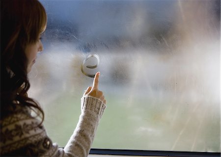 Woman writing word on steamy glass Foto de stock - Sin royalties Premium, Código: 670-06024656