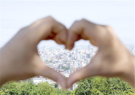 Cityscape en mains en forme de coeur Photographie de stock - Premium Libres de Droits, Code: 670-06450016