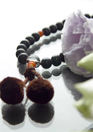 simsearch:670-06450168,k - Buddhist rosary for men (Mourning image) Foto de stock - Sin royalties Premium, Código: 670-06450135