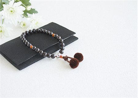 simsearch:670-06450168,k - Buddhist rosary for men (Mourning image) Foto de stock - Sin royalties Premium, Código: 670-06450136