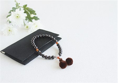 simsearch:670-06450168,k - Buddhist rosary for men (Mourning image) Foto de stock - Sin royalties Premium, Código: 670-06450137
