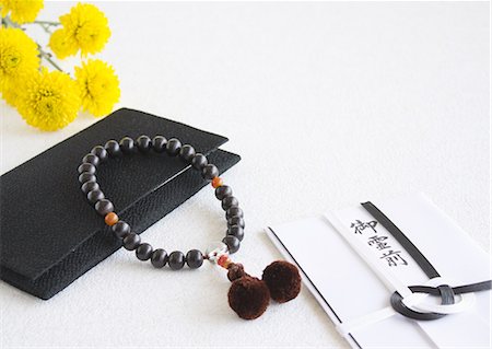 simsearch:670-06450168,k - Buddhist rosary and a condolence-money envelope (Mourning image) Foto de stock - Sin royalties Premium, Código: 670-06450138