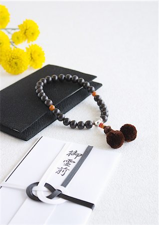 simsearch:670-06450168,k - Buddhist rosary and a condolence-money envelope (Mourning image) Foto de stock - Sin royalties Premium, Código: 670-06450139