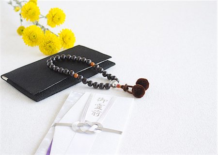 simsearch:670-06450168,k - Buddhist rosary and a condolence-money envelope (Mourning image) Foto de stock - Sin royalties Premium, Código: 670-06450141