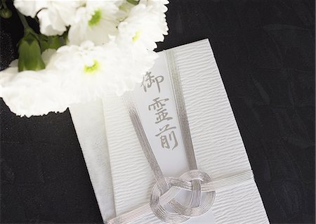 simsearch:670-06450399,k - Spray mums and a condolence-money envelope (Mourning image) Foto de stock - Sin royalties Premium, Código: 670-06450154