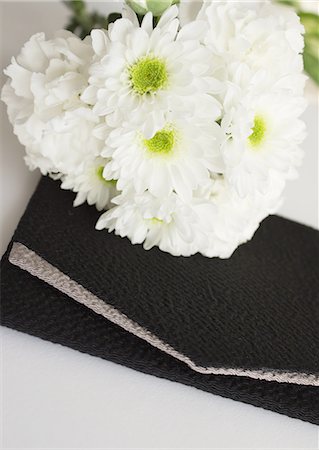 simsearch:670-06450168,k - Spray mums and a crape wrapper (Mourning image) Foto de stock - Sin royalties Premium, Código: 670-06450150