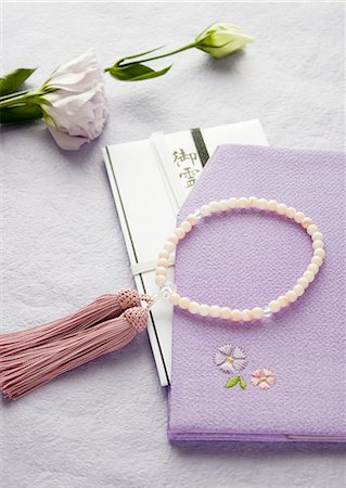 simsearch:670-06450168,k - Buddhist rosary and a condolence-money envelope (Mourning image) Foto de stock - Sin royalties Premium, Código: 670-06450165