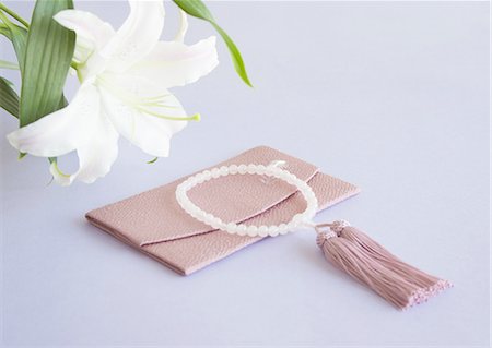 simsearch:670-06450399,k - Lily and a Buddhist rosary (Mourning image) Foto de stock - Sin royalties Premium, Código: 670-06450161