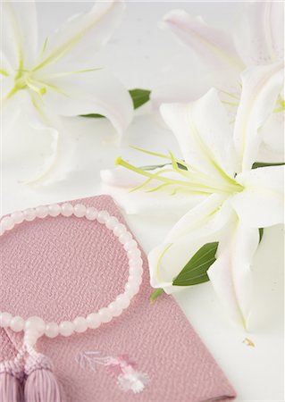 simsearch:670-06450399,k - Lilies and a Buddhist rosary (Mourning image) Foto de stock - Sin royalties Premium, Código: 670-06450162