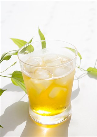 A glass of barley tea Foto de stock - Sin royalties Premium, Código: 670-06450283