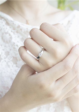 simsearch:670-06450369,k - Main portait une bague de mariage Photographie de stock - Premium Libres de Droits, Code: 670-06450310